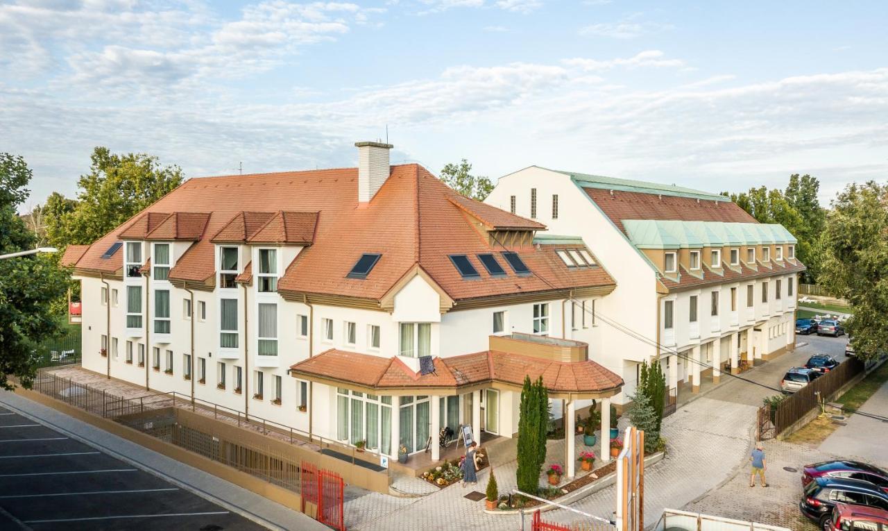 Aqua Hotel Termal Mosonmagyaróvár エクステリア 写真