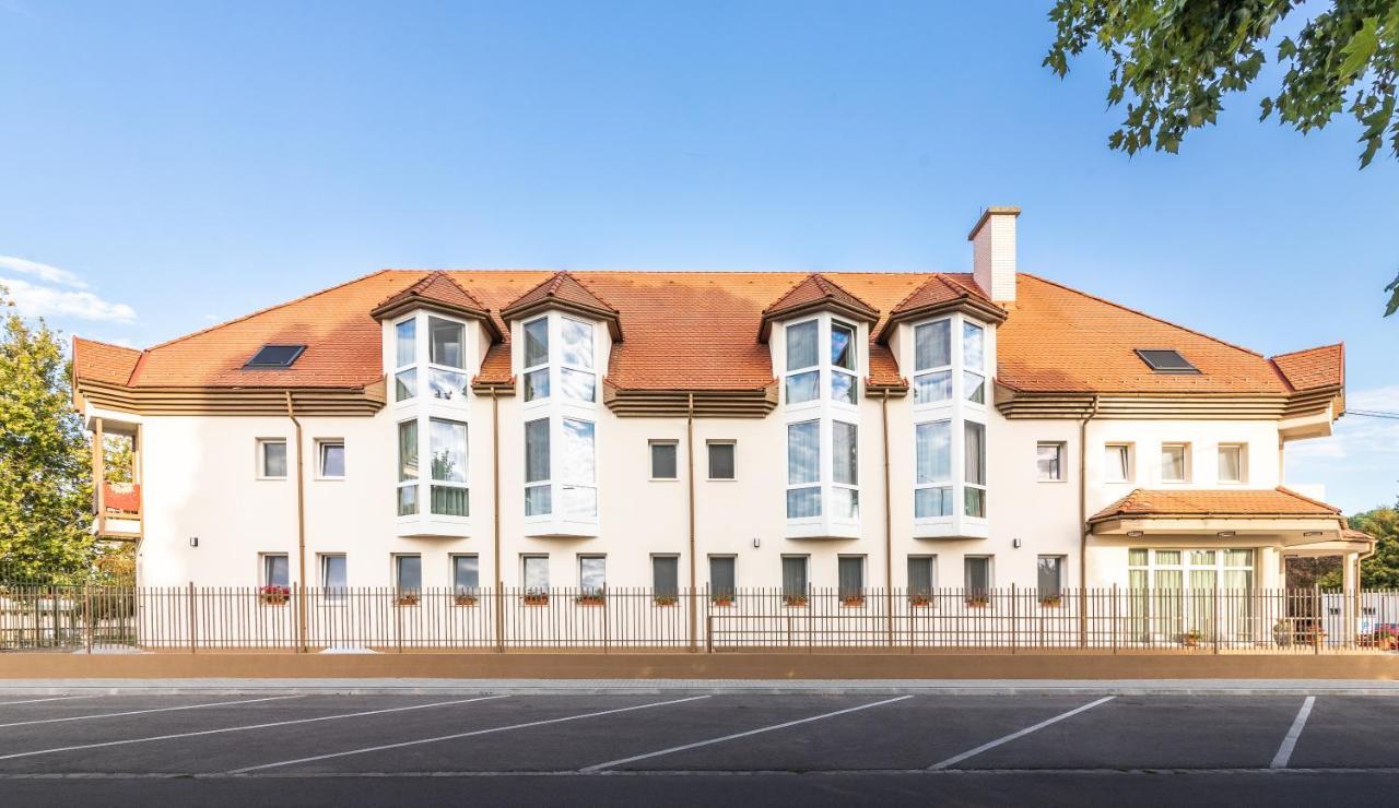 Aqua Hotel Termal Mosonmagyaróvár エクステリア 写真