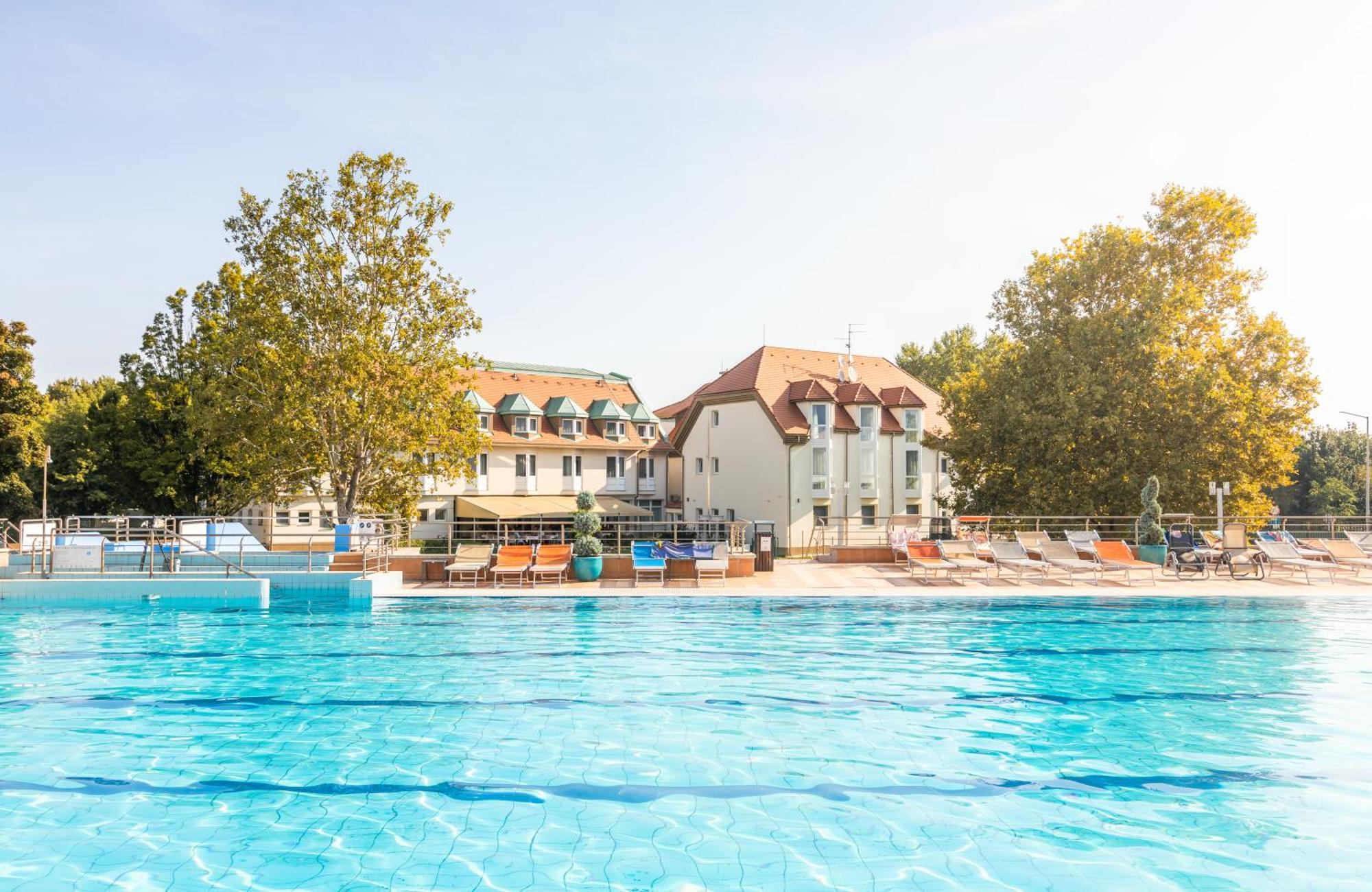 Aqua Hotel Termal Mosonmagyaróvár エクステリア 写真
